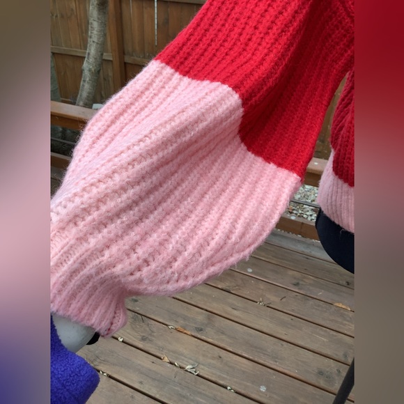 Soft, cozy crewneck sweater- like new❤️💖 - Picture 4 of 8